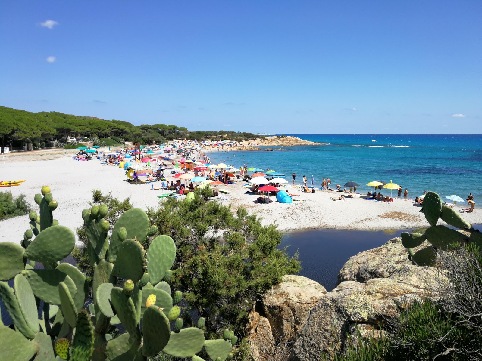 Spiaggia di Cala Liberotto'in fotoğrafı - rahatlamayı sevenler arasında popüler bir yer