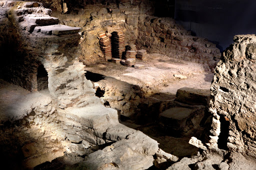 Archaeological crypt of the Île de la Cité