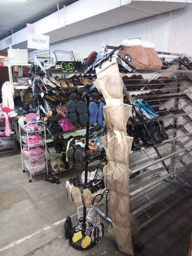 Home Goods Store «Paws & Claws Thrift Store», reviews and photos, 132 E Broad St, Groveland, FL 34736, USA