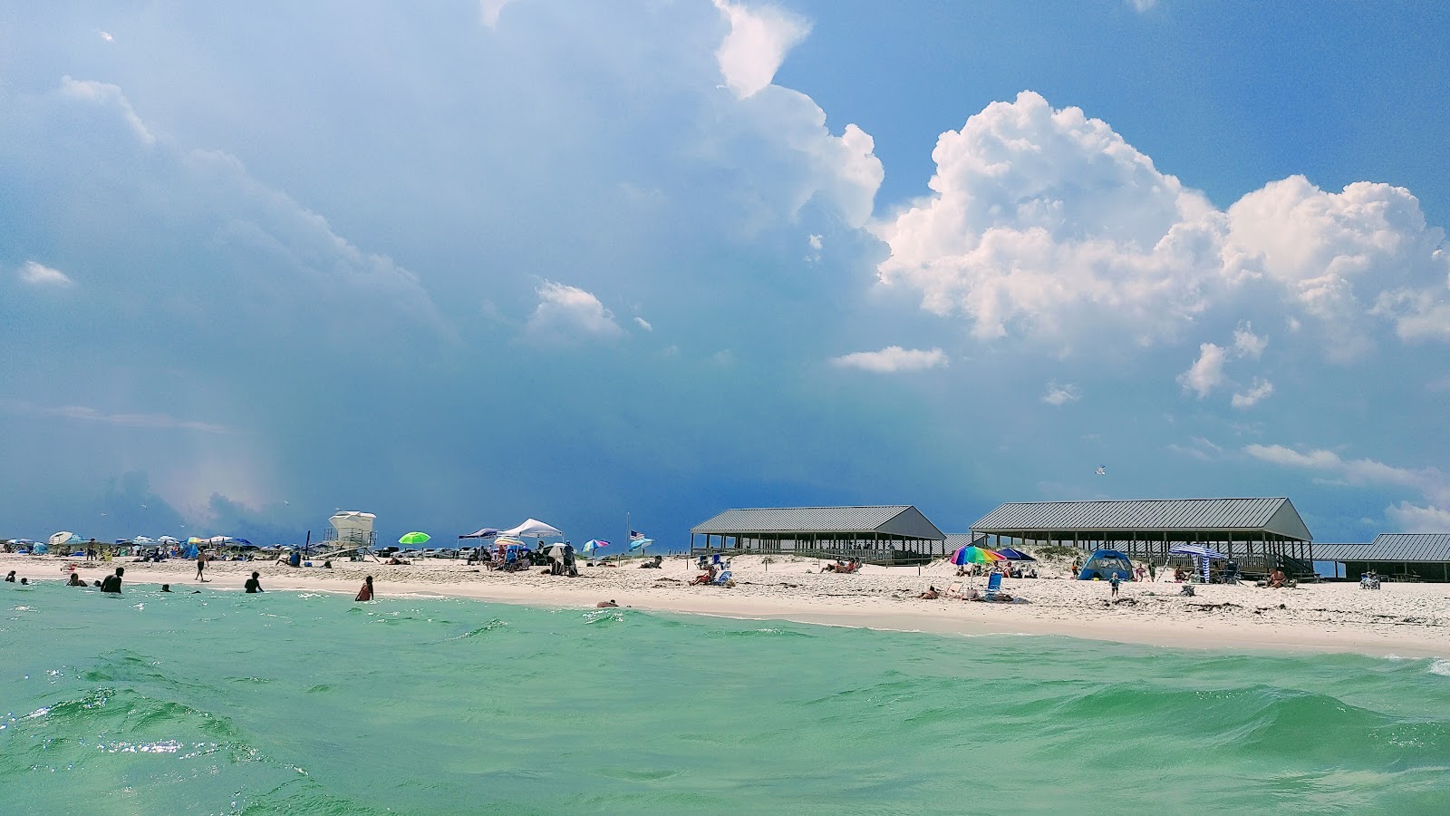 Photo de Johnson's Beach avec l'eau turquoise de surface