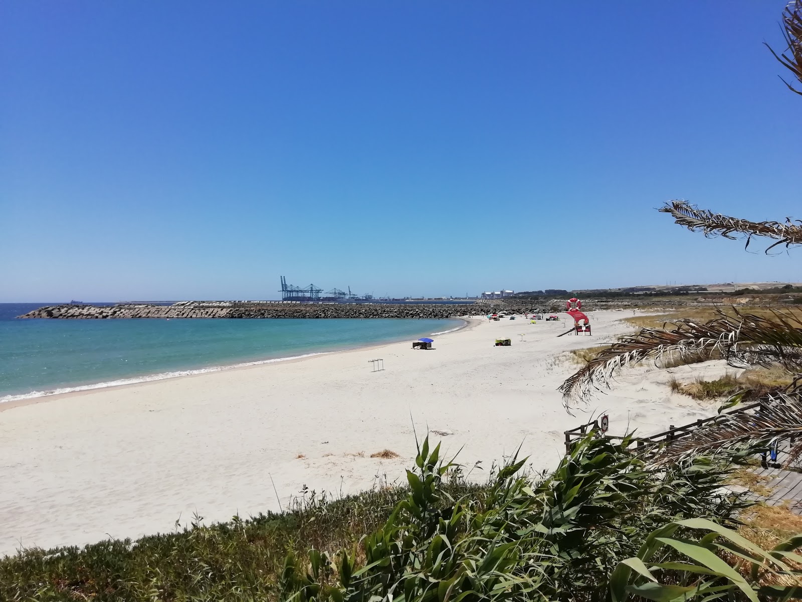 Foto di Praia de Sao Torpes con una superficie del sabbia beige