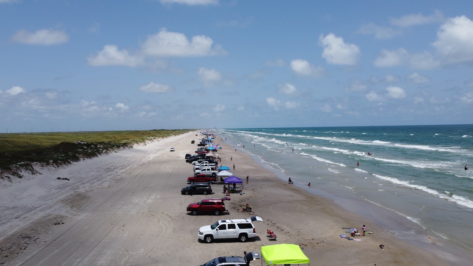 Foto de Mustang Park beach com areia brilhante superfície