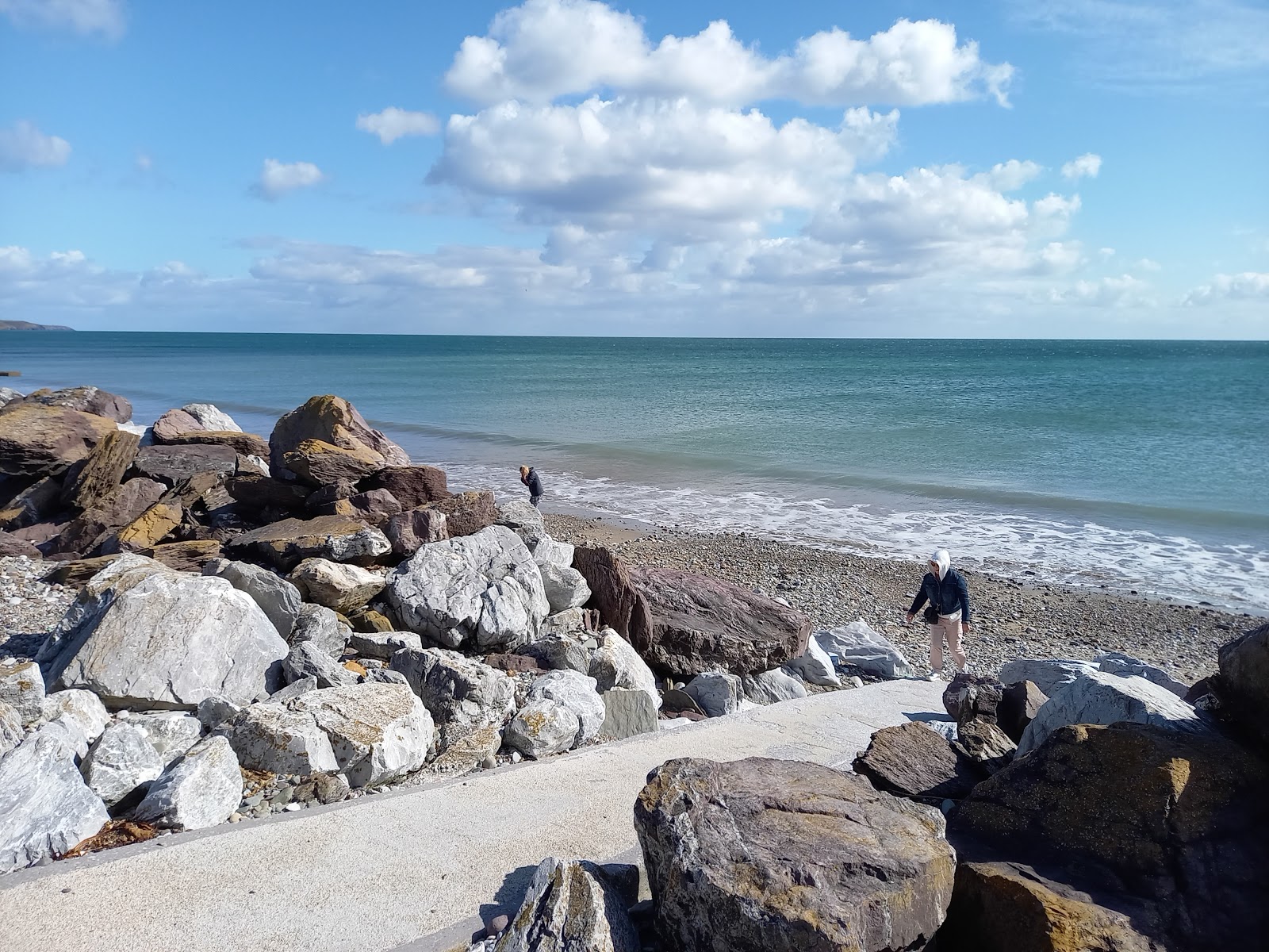 Fotografie cu Garryvoe Beach - locul popular printre cunoscătorii de relaxare