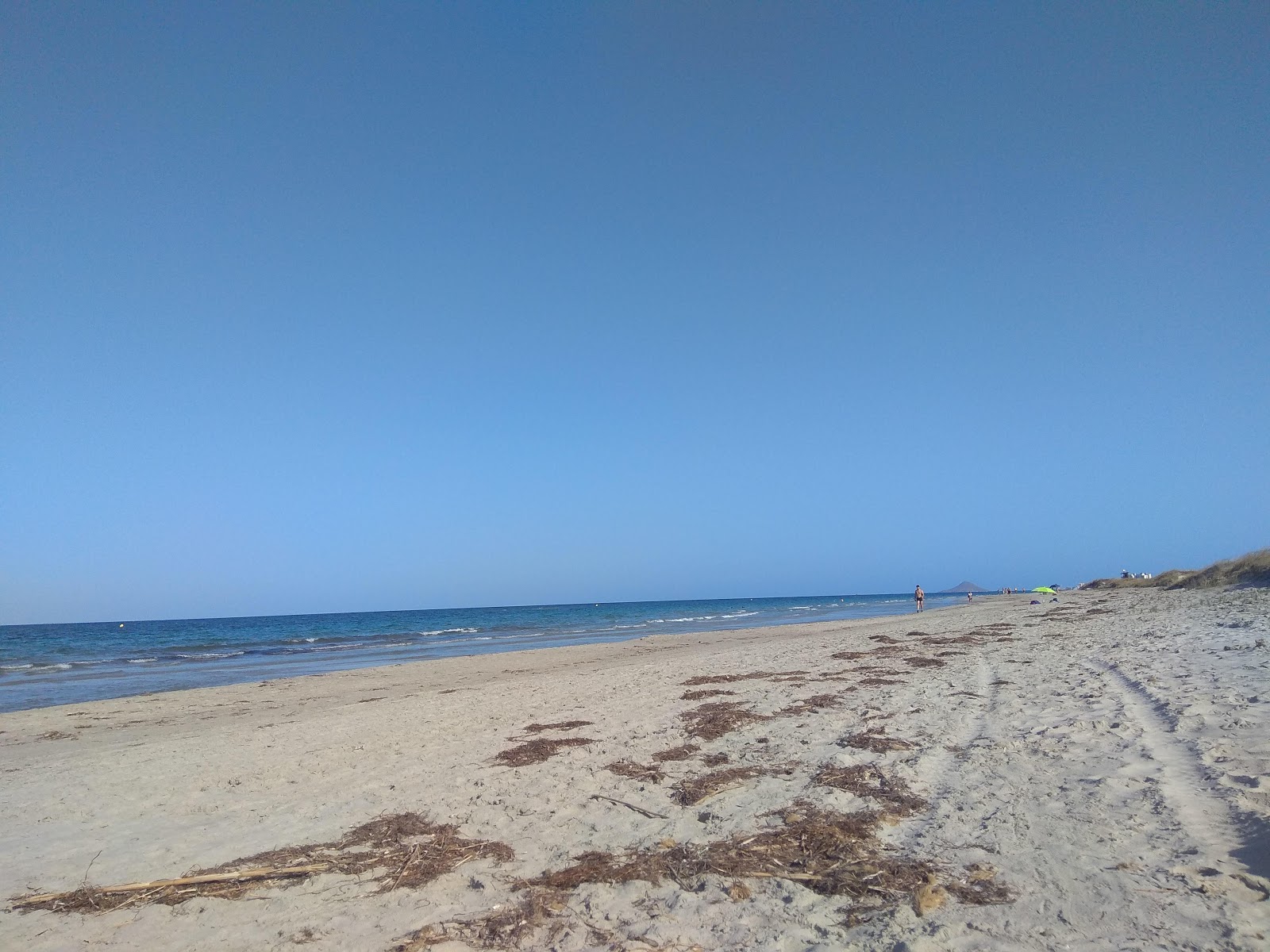 Fotografie cu Playa de la Llana cu o suprafață de apa albastra