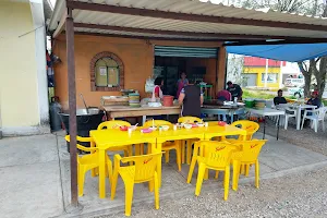 Gorditas, tacos y sopes. image