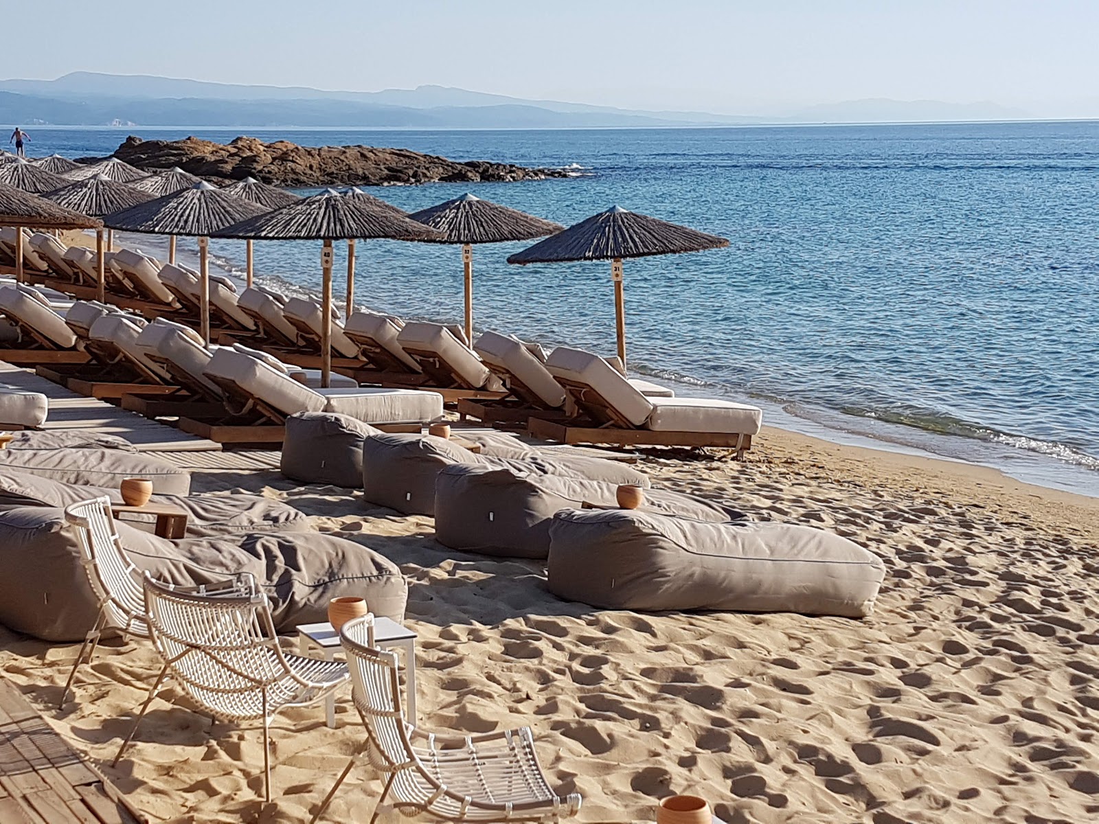 Foto van Little Banana beach ondersteund door kliffen