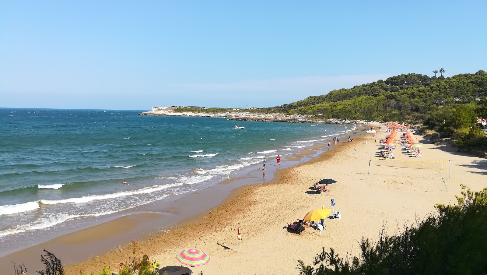 Valokuva Spiaggia di Crovaticoista. pinnalla hieno ruskea hiekka:n kanssa