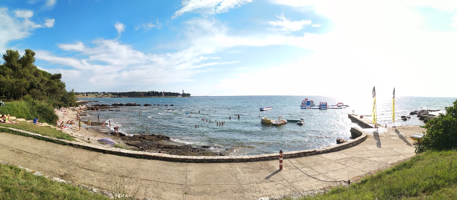 Foto van Basanija beach met stenen oppervlakte