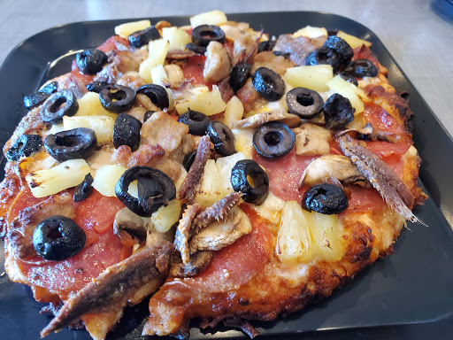 Round Table Pizza image
