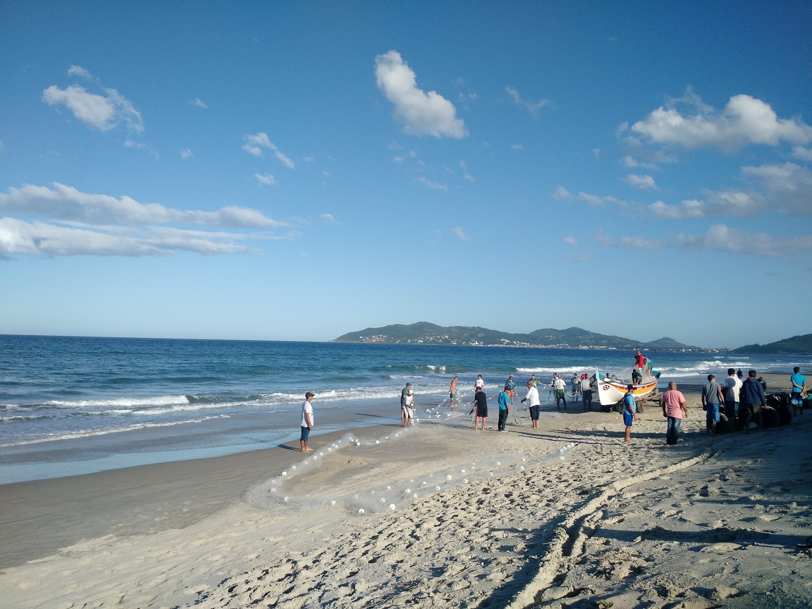 Foto av Praia do Siriu omgiven av klippor