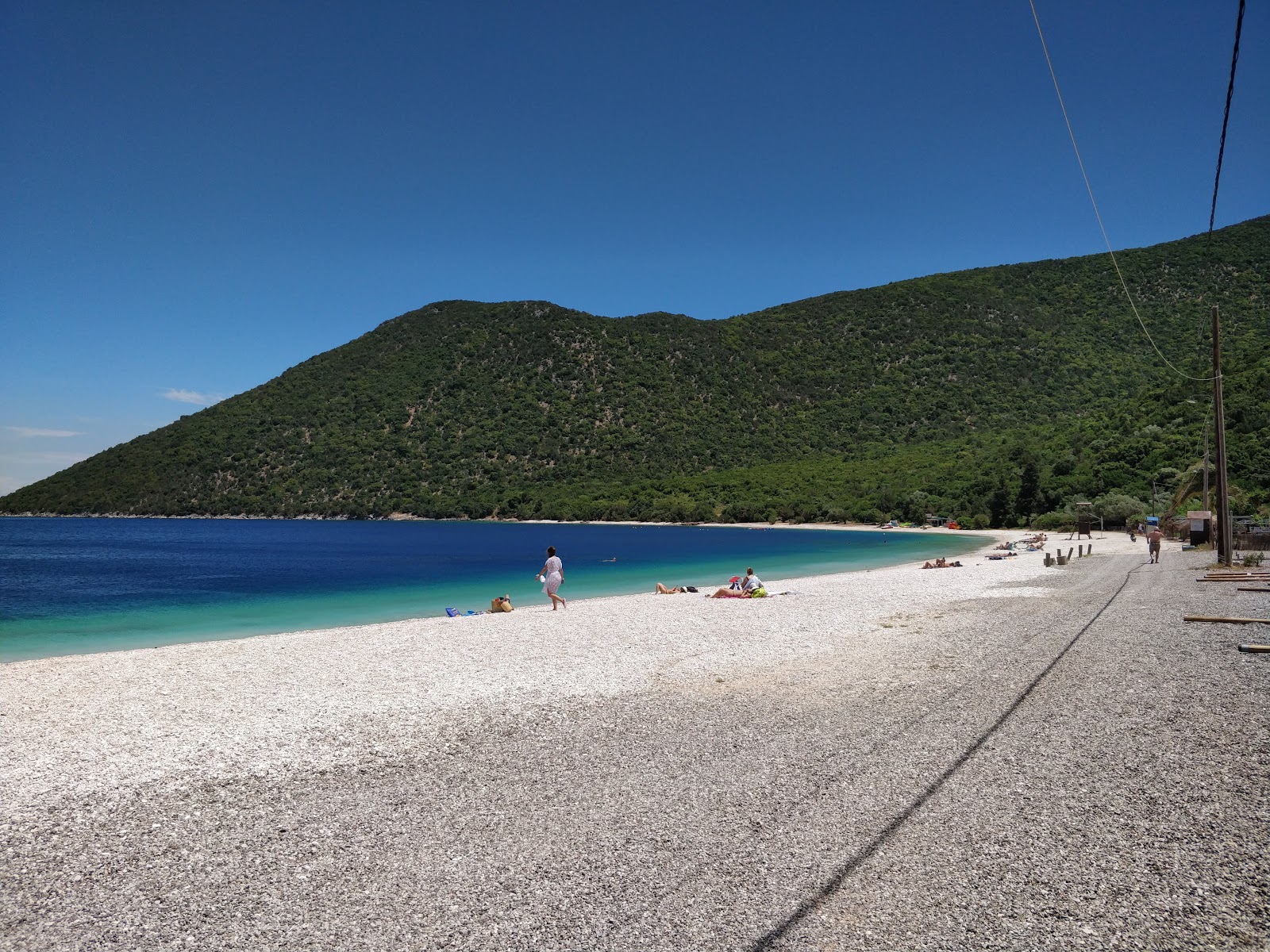 Foto von Antisamos Strand mit sehr sauber Sauberkeitsgrad