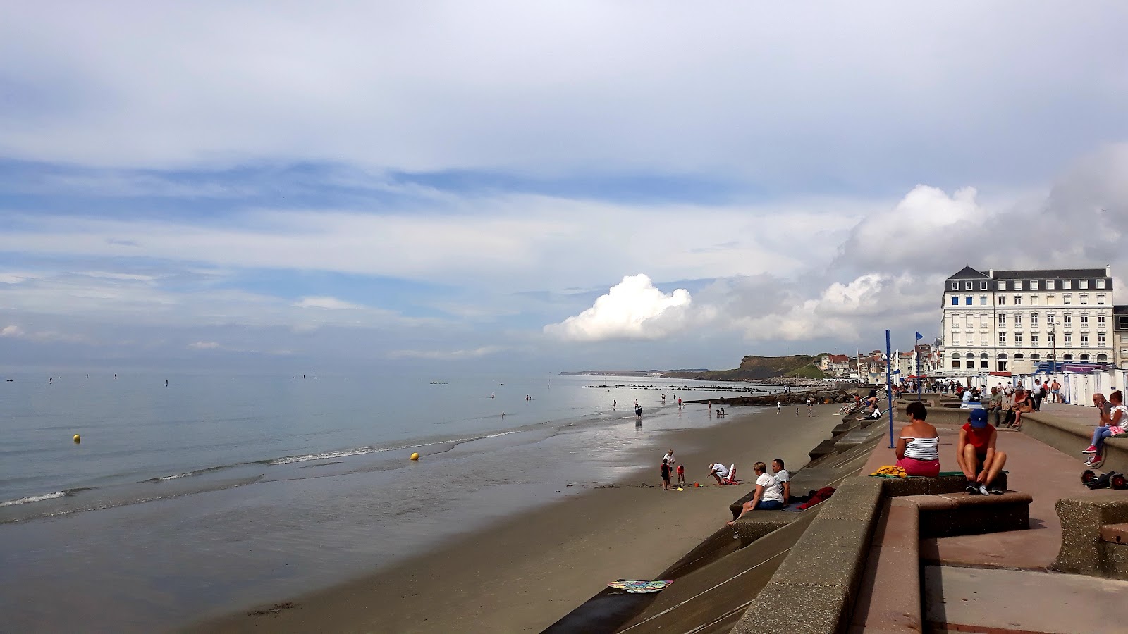 Foto von Wimereux Strand mit türkisfarbenes wasser Oberfläche