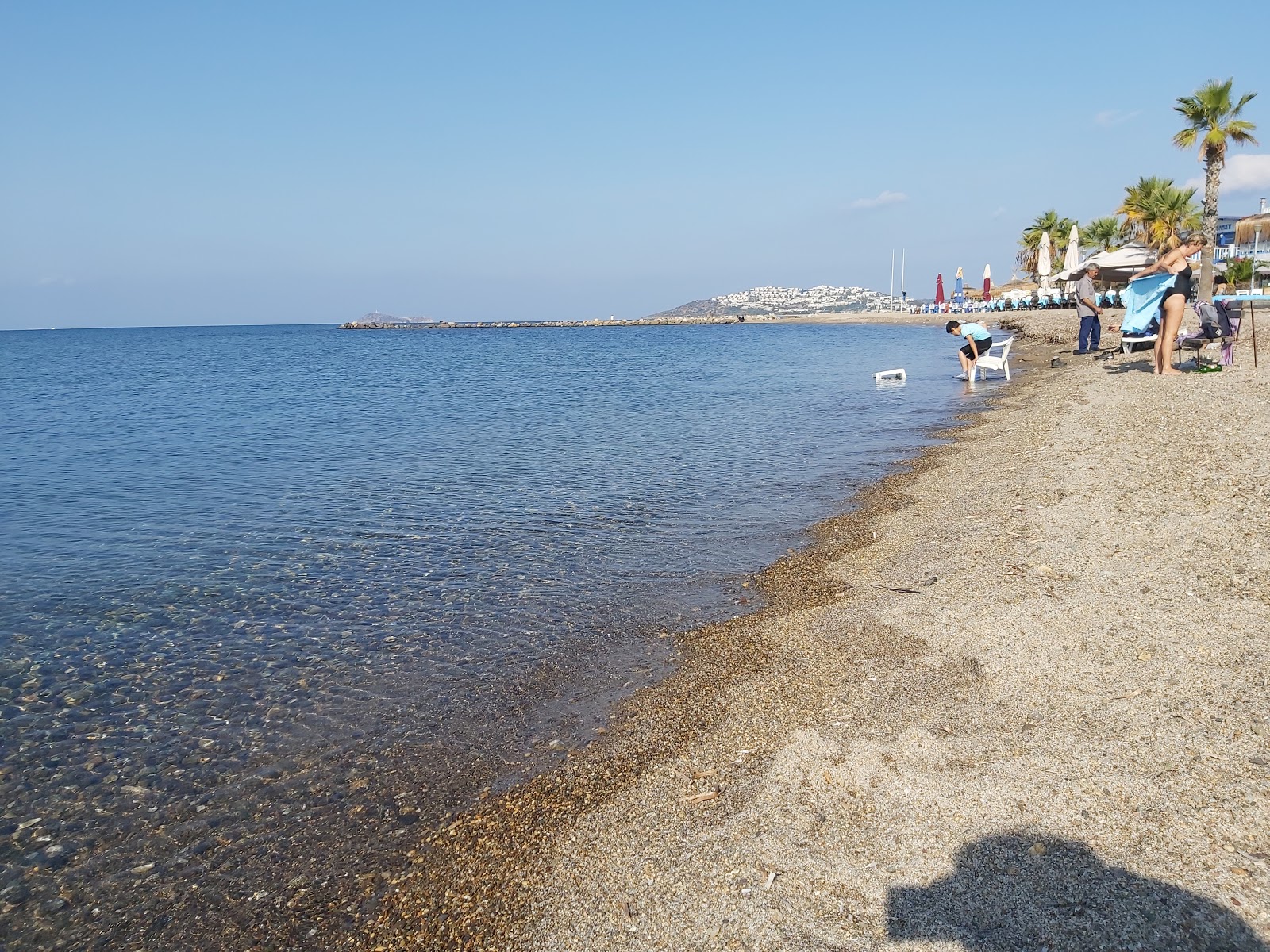Valokuva Ayvan beachista. pinnalla sininen puhdas vesi:n kanssa