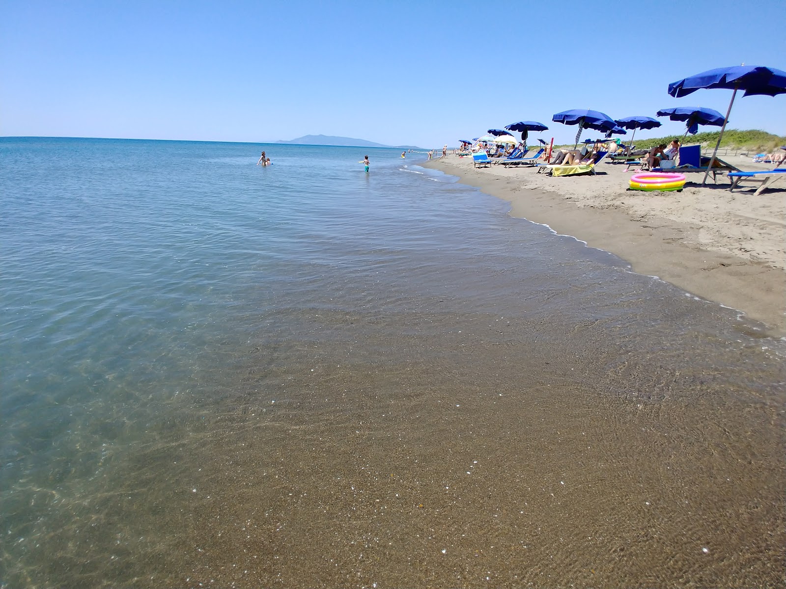 Ultima Spiaggia的照片 带有蓝色的水表面