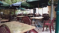 Atmosphère du Restaurant français Bar Restaurant des Tilleuls à Vaulx-en-Velin - n°2