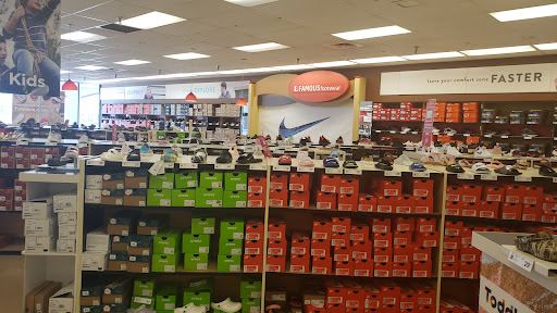 Shoe Store «Famous Footwear», reviews and photos, 124 Danada Square W, Wheaton, IL 60189, USA
