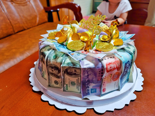 金渼星抽錢造型蛋糕 的照片