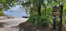 Photo de Praia do Belo entouré de montagnes