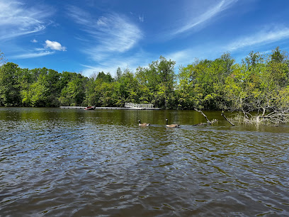 Quai du parcours de canot kayak du parc de la rivière Des-Mille-Îles.