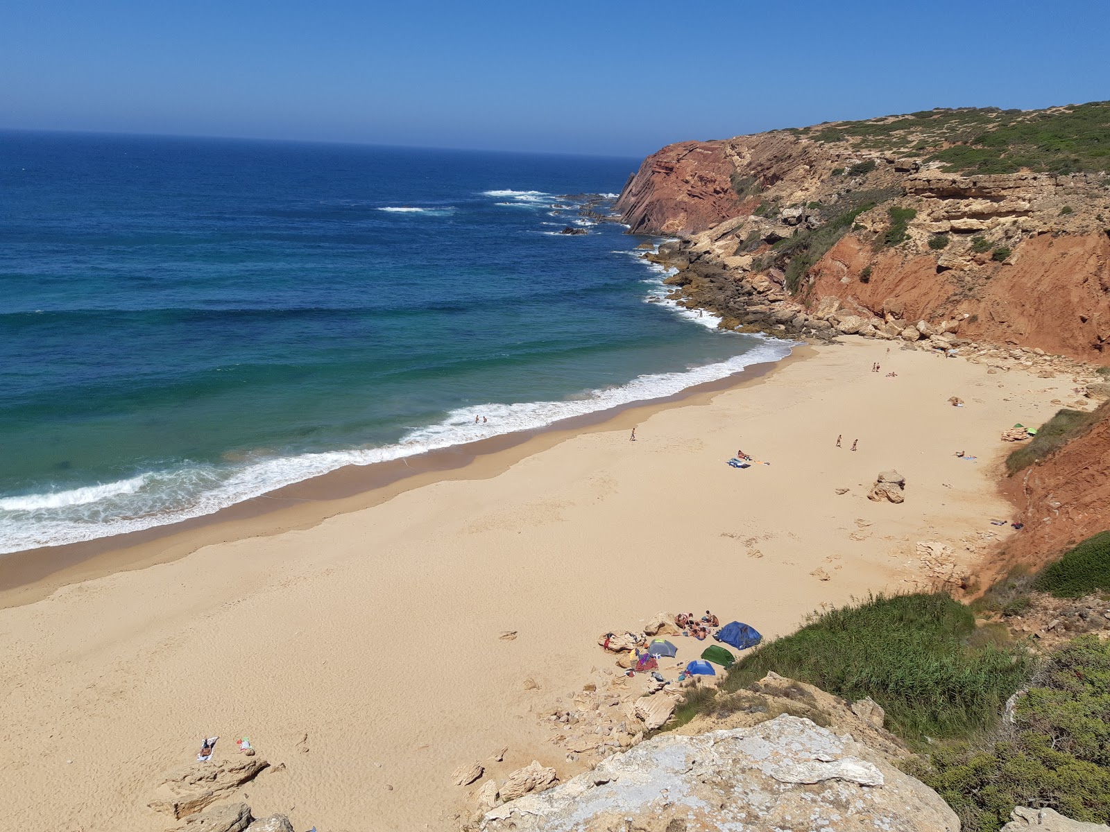 Fotografija Praia do Telheiro z turkizna čista voda površino