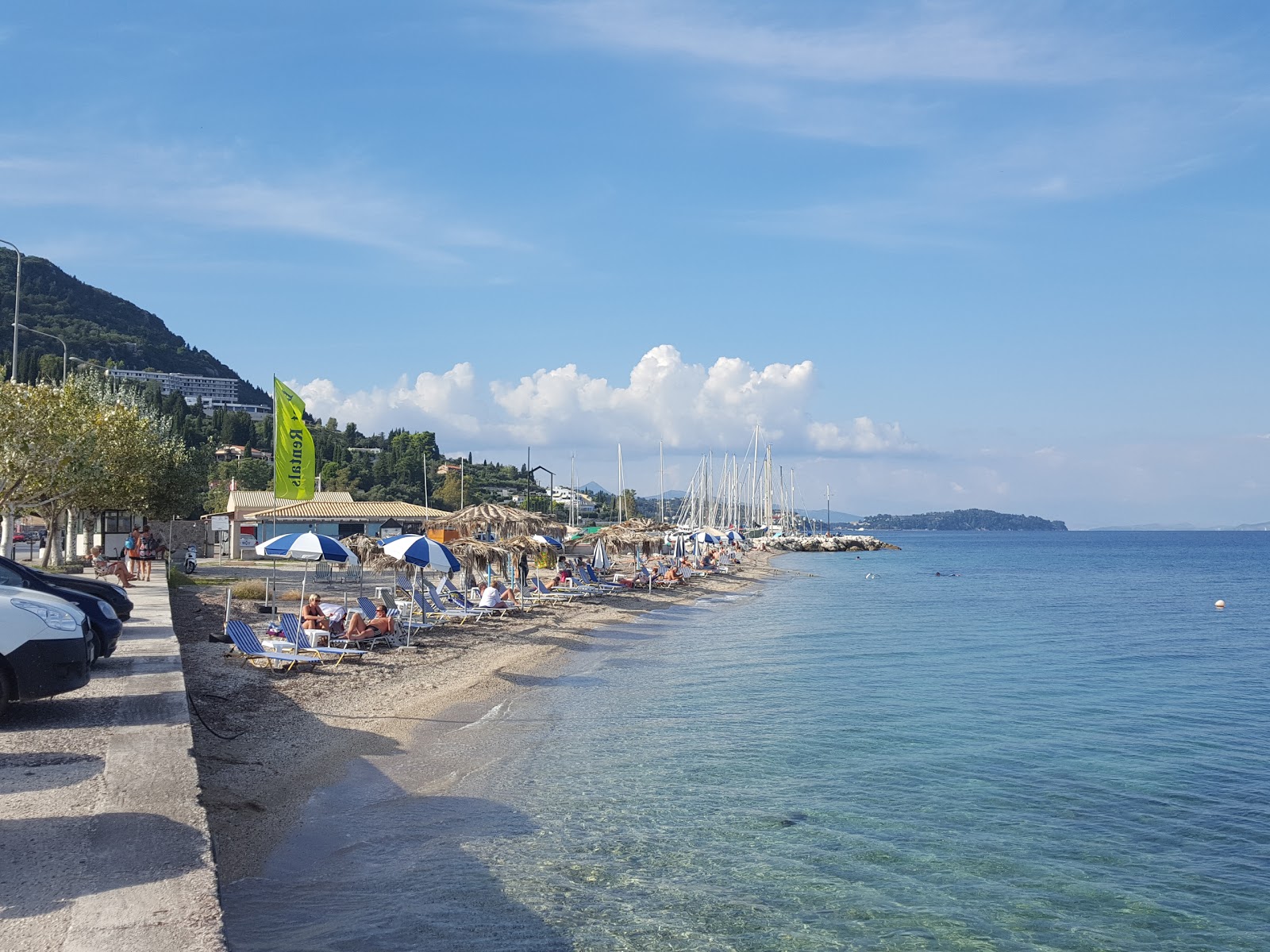 Paralia Mpenitses'in fotoğrafı düz bir kıyı şeridi ile birlikte