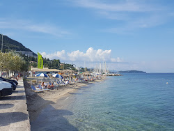 Paralia Mpenitses'in fotoğrafı düz bir kıyı şeridi ile birlikte