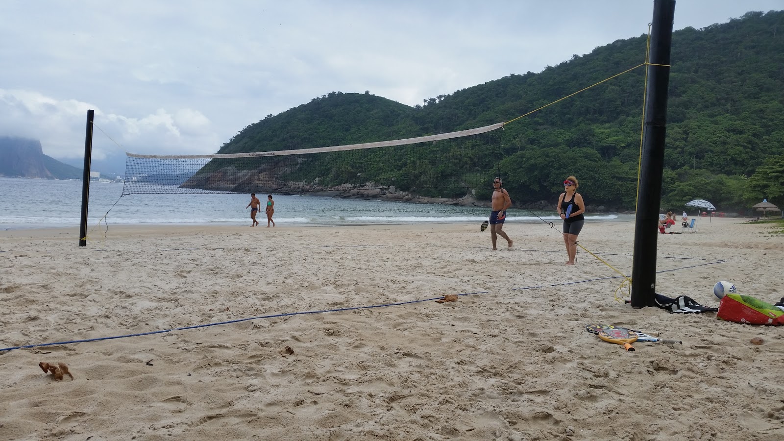Foto von Praia de Imbuhy von Klippen umgeben