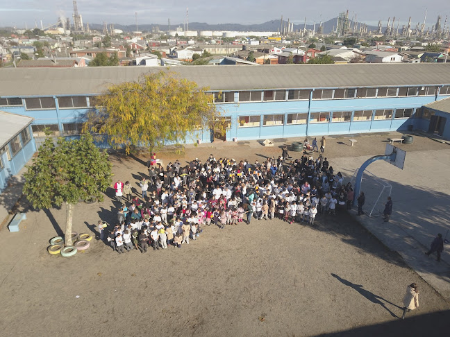 Opiniones de Liceo Técnico Profesional Lucila Godoy Alcayaga en Hualpén - Escuela
