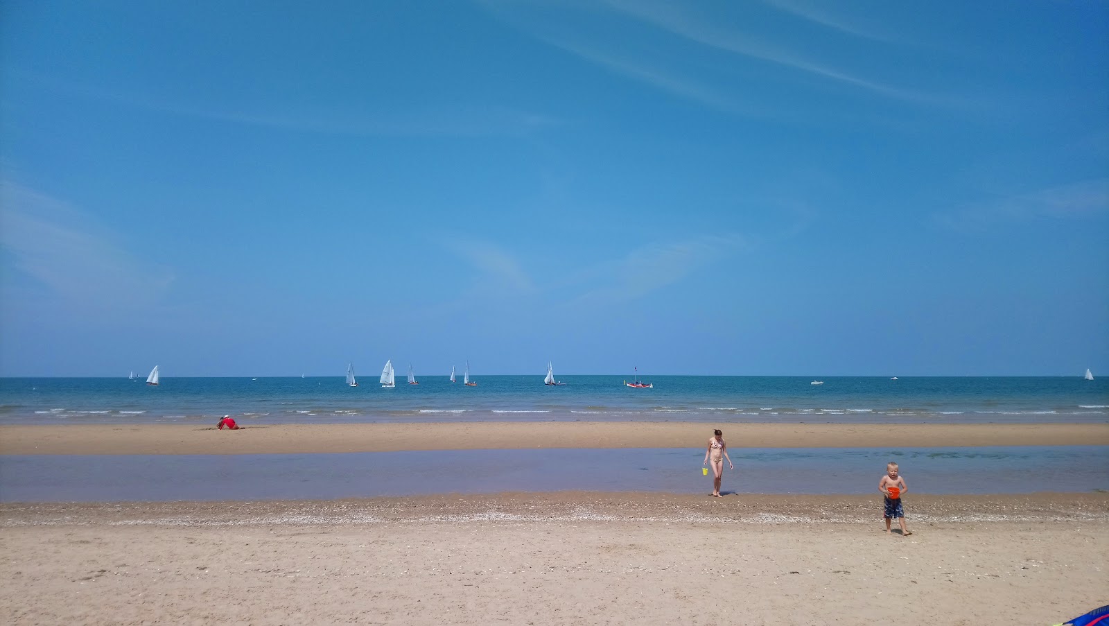 布兰卡斯特海滩的照片 带有蓝色纯水表面
