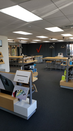 Cell Phone Store «Verizon Authorized Retailer, TCC», reviews and photos, 127 Berlin Rd, Cromwell, CT 06416, USA