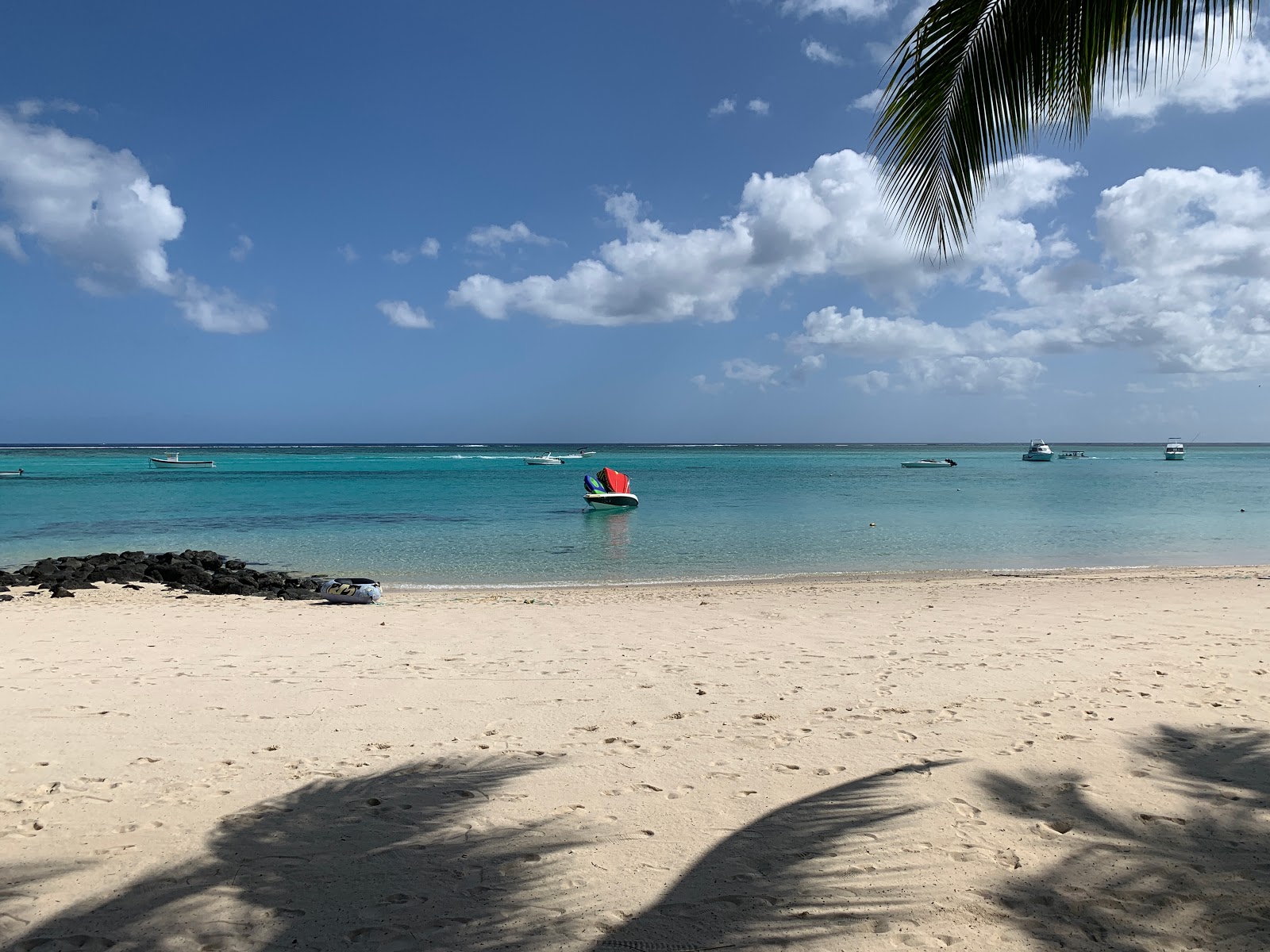 Foto av Paradis Hotel Beach med rymlig strand