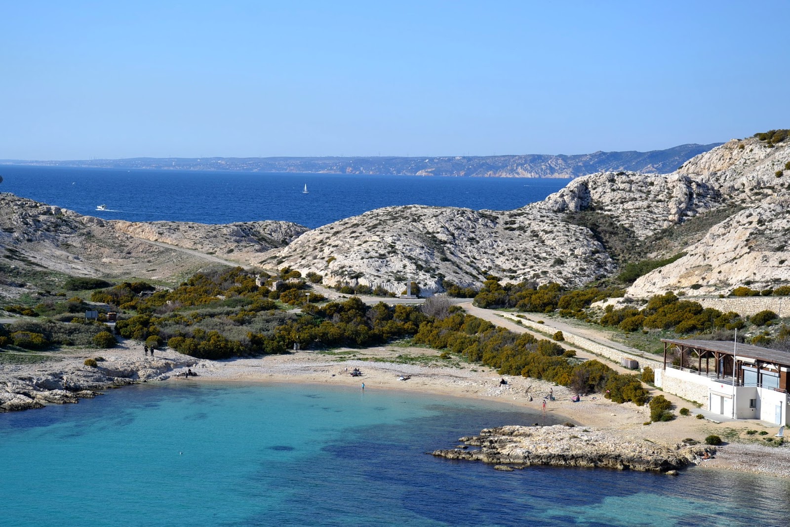 Plage de Saint-Esteve'in fotoğrafı uçurumlarla desteklenmiş