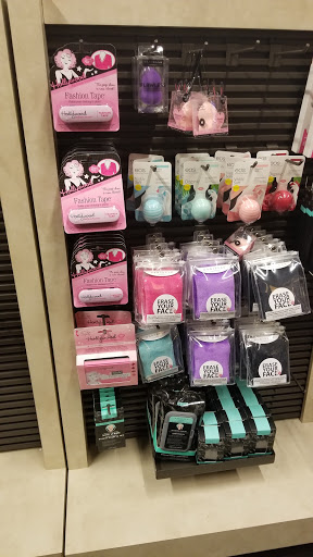 Shoe Store «DSW Designer Shoe Warehouse», reviews and photos, 17158 Redmond Way, Redmond, WA 98052, USA