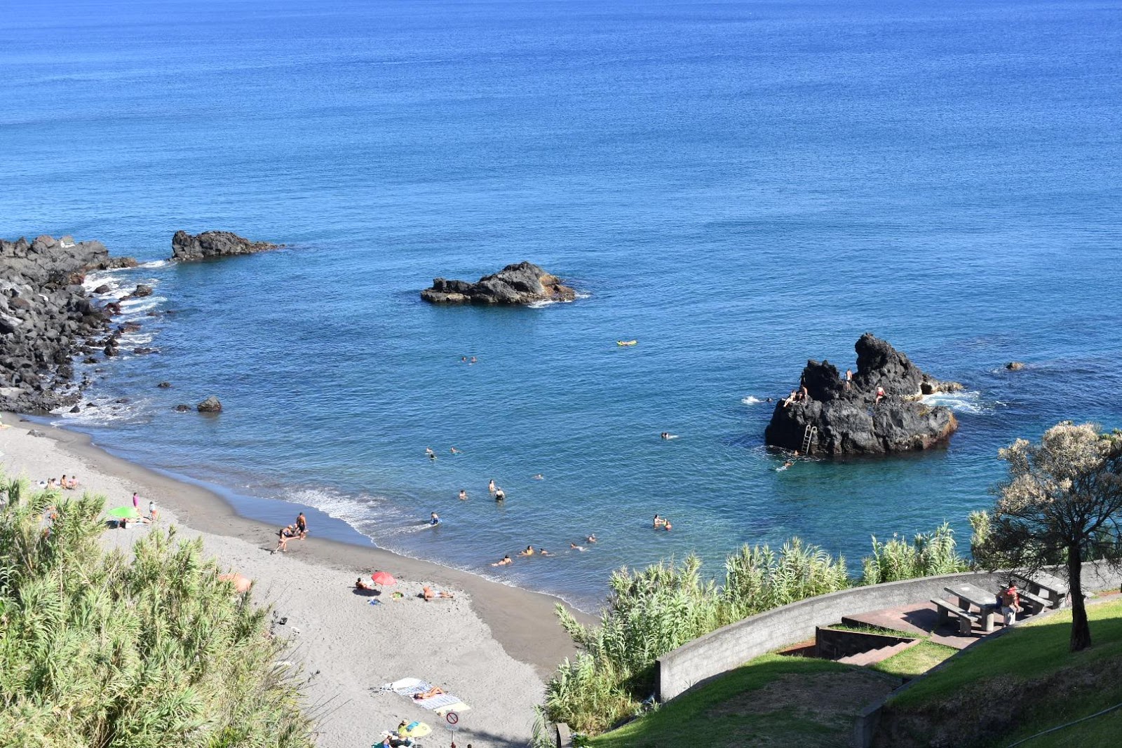 Φωτογραφία του Praia Ribeira das Tainhas με γκρίζα άμμος επιφάνεια