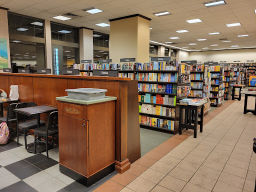 Book Store «Barnes & Noble», reviews and photos, 47 E Chicago Ave, Naperville, IL 60540, USA