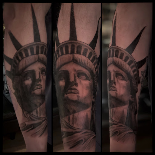 Tattoo Shop «Paradise Tattoo», reviews and photos, 2801 Estero Blvd, Fort Myers Beach, FL 33931, USA