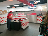 Atmosphère du Restaurant de hamburgers Five Guys - Aix-en-Provence - n°9