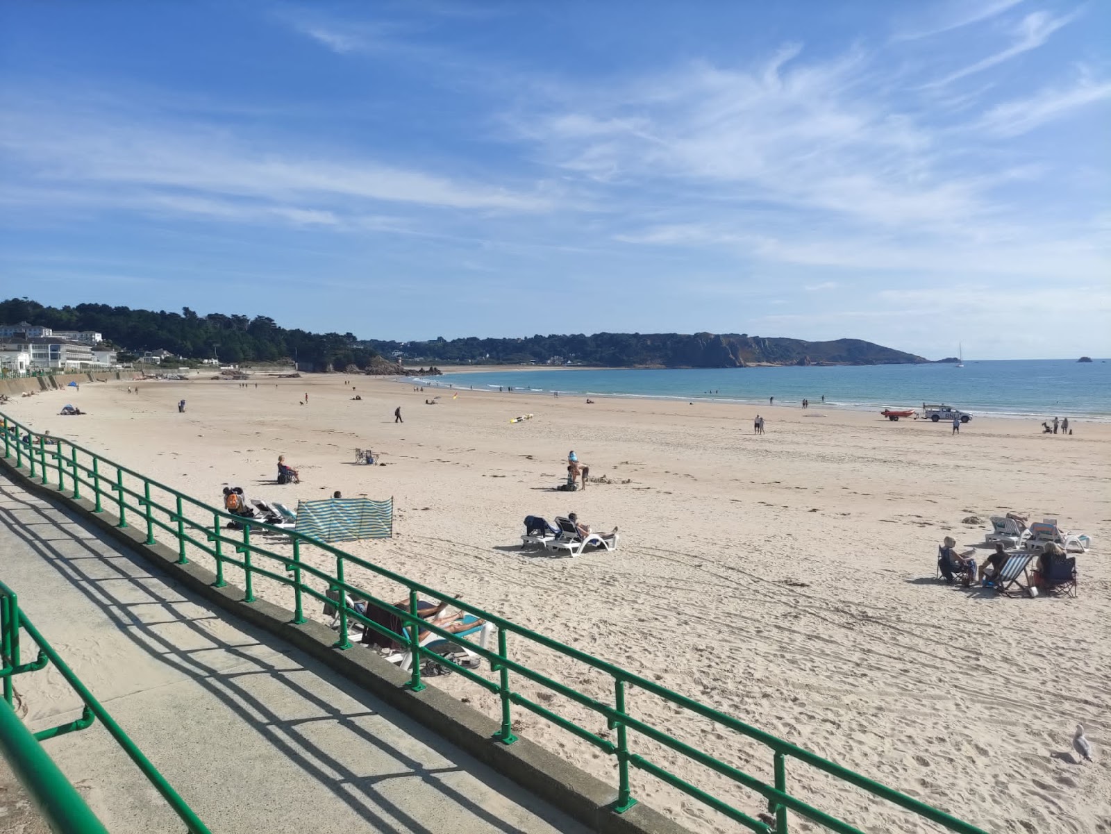 Foto di St Brelade's Bay con costa lunga e dritta
