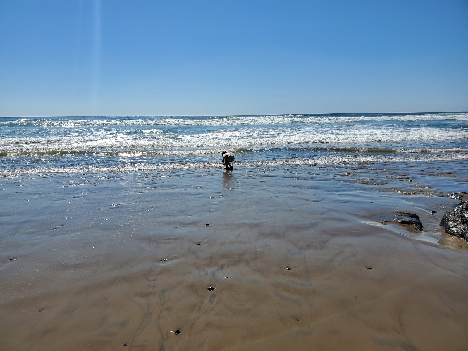 Foto di Neptune Beach circondato da montagne