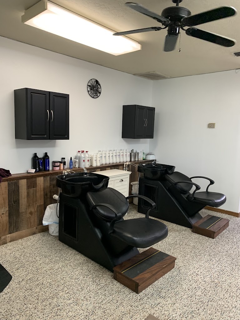 Shannon's Color & Cuts Salon 34420