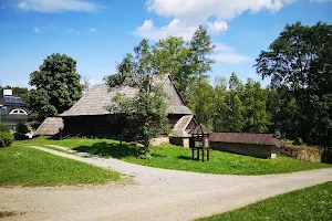Ośrodek Edukacyjny Gorczańskiego Parku Narodowego w parku dworskim Wodzickich image