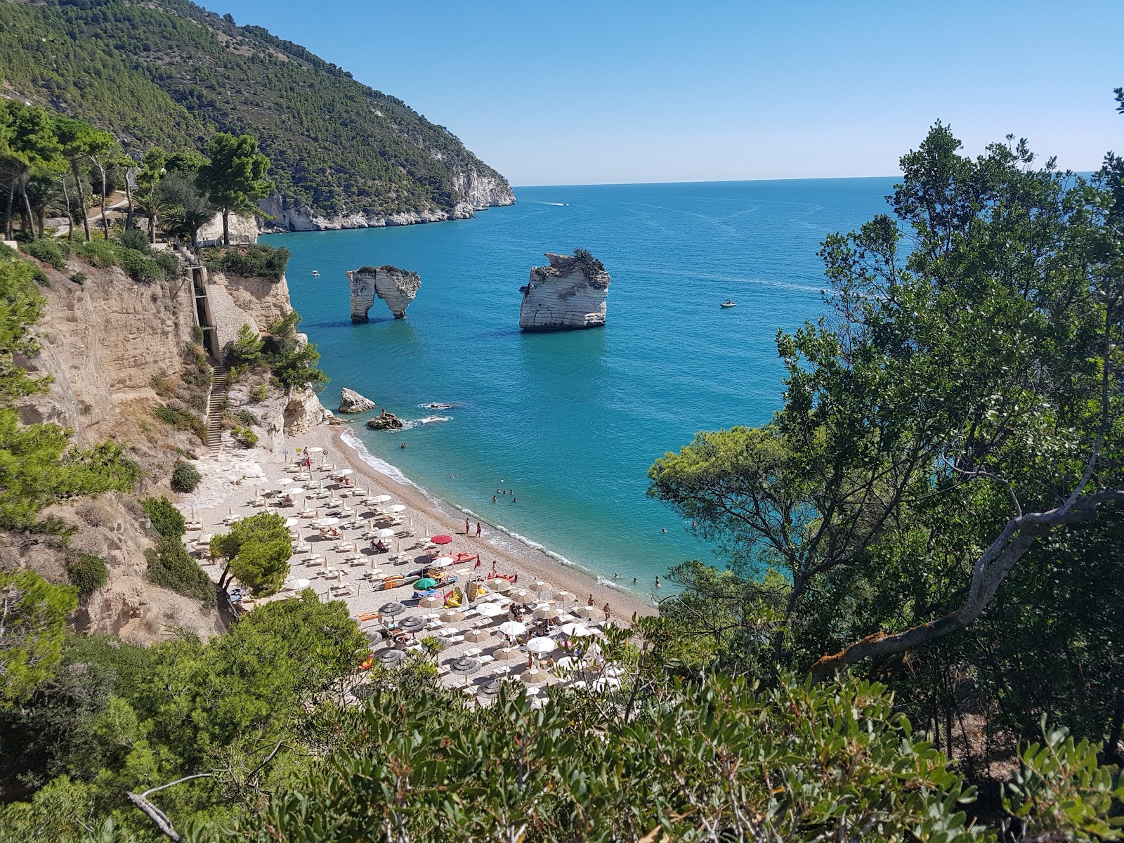 Fotografie cu Plaja Baia dei Mergoli cu nivelul de curățenie înalt