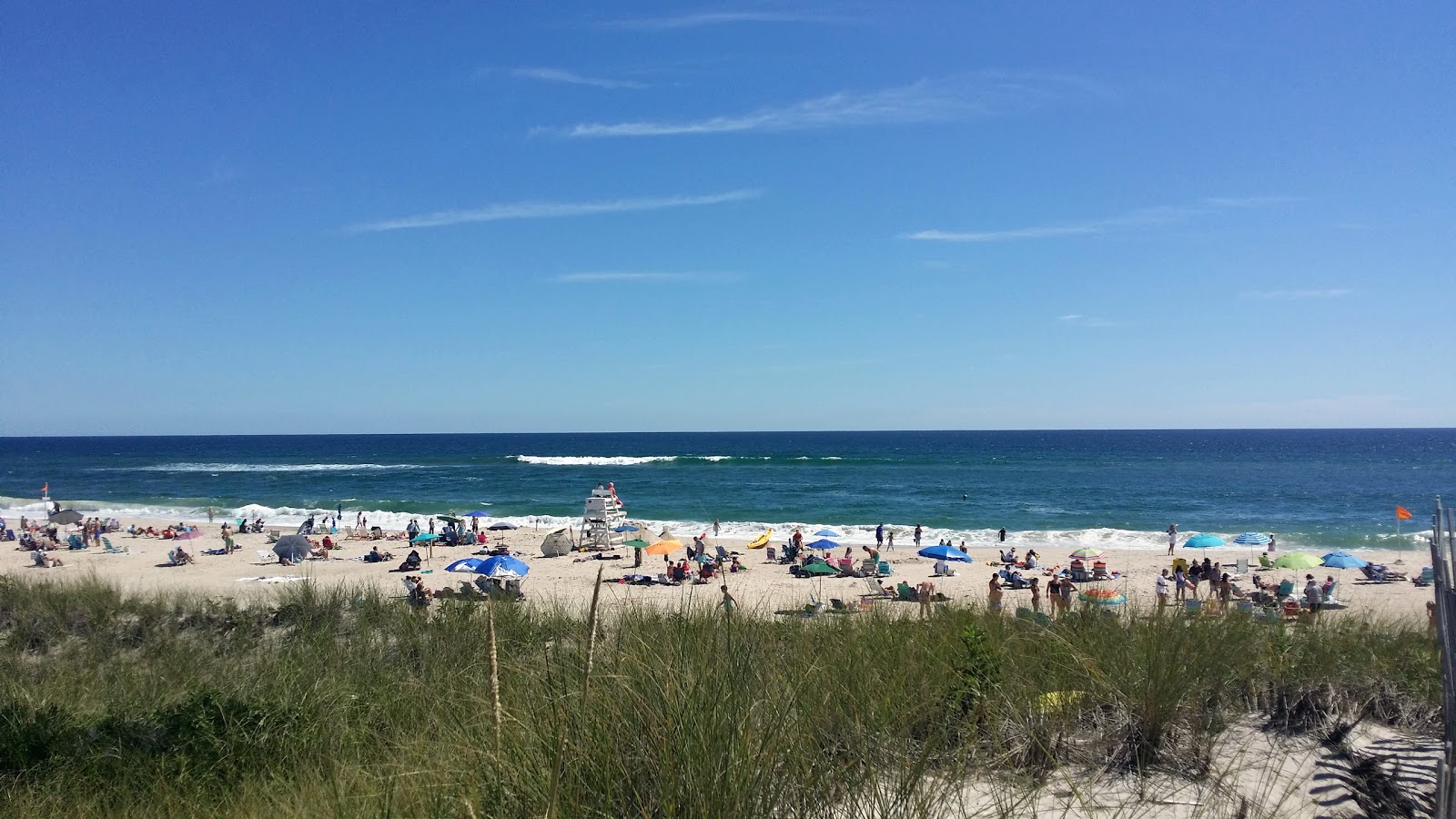 Flying Point Beach的照片 带有碧绿色纯水表面