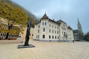 Regierungsgebäude des Fürstentums Liechtenstein image