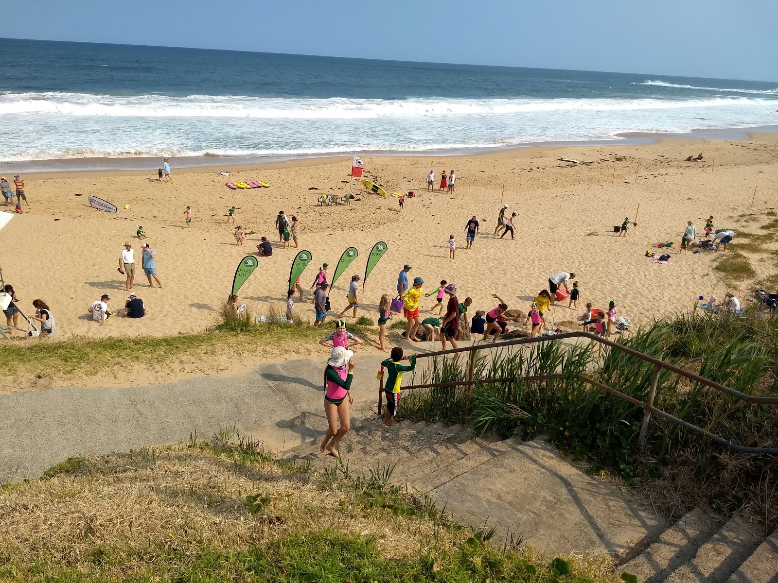Foto av Scarborough Beach omgiven av klippor