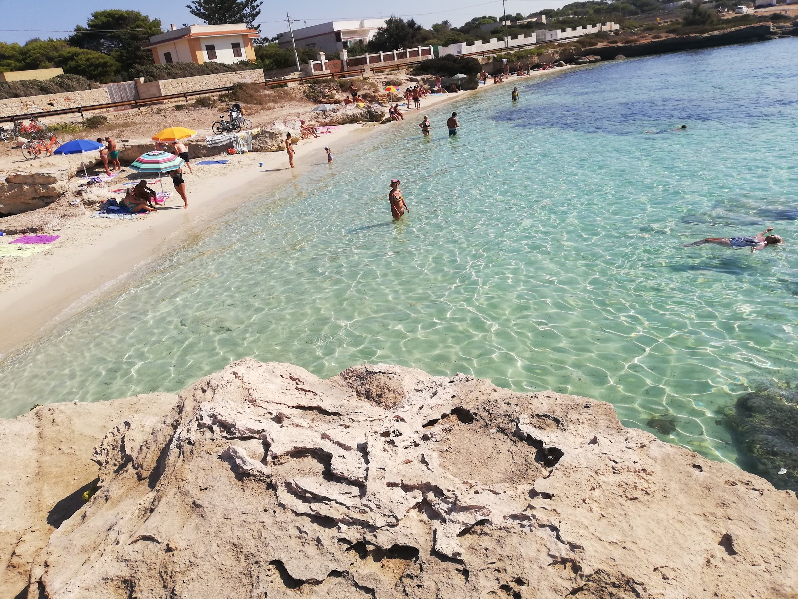 Spiaggia Di Calamoni的照片 带有小型多湾