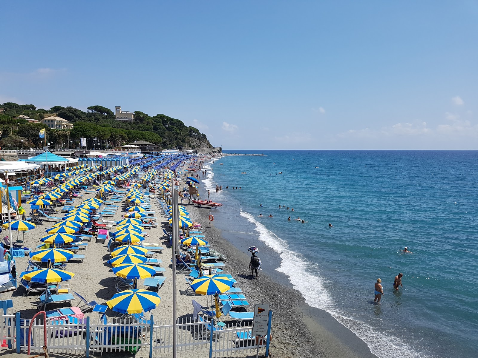 Fotografie cu Spiaggia Piani cu o suprafață de nisip gri