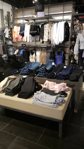 Clothing Store «GUESS Factory», reviews and photos, 12801 W Sunrise Blvd #631, Sunrise, FL 33323, USA