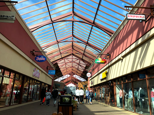 Shopping Mall «Woodburn Premium Outlets», reviews and photos, 1001 N Arney Rd, Woodburn, OR 97071, USA