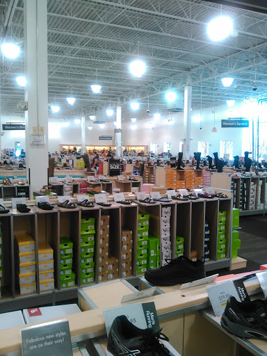Shoe Store «DSW Designer Shoe Warehouse», reviews and photos, 4021 Conroy Rd, Orlando, FL 32839, USA